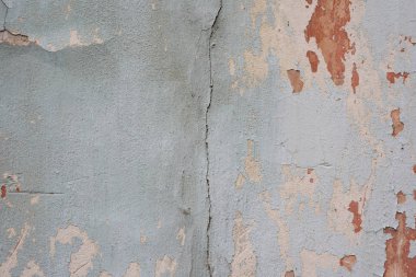 Çizik ve çatlaklarla dolu bir duvar parçası.