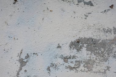 Çizik ve çatlaklarla dolu bir duvar parçası.