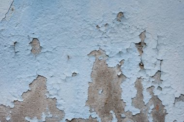 Çizik ve çatlaklarla dolu bir duvar parçası.