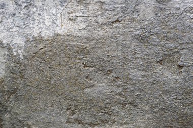 Çizik ve çatlaklarla dolu bir duvar parçası.