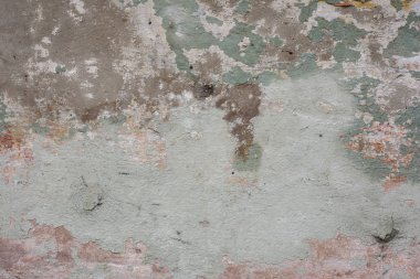 Çizik ve çatlaklarla dolu bir duvar parçası.