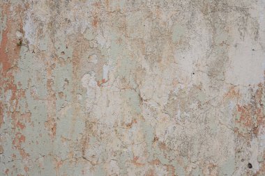 Çizik ve çatlaklarla dolu bir duvar parçası.
