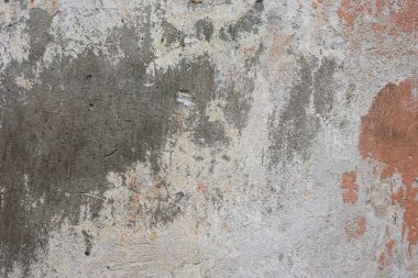 Çizik ve çatlaklarla dolu bir duvar parçası.