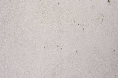 Çizik ve çatlaklarla dolu bir duvar parçası.