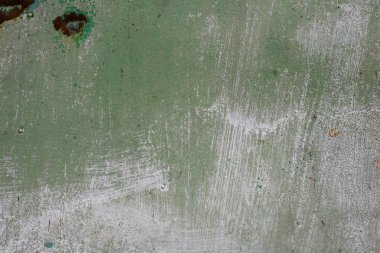 Çizik ve çatlaklarla dolu bir duvar parçası.