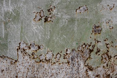 Çizik ve çatlaklarla dolu bir duvar parçası.