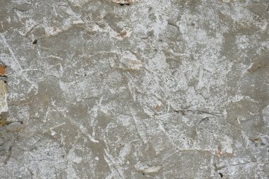 Çizik ve çatlaklarla dolu bir duvar parçası.