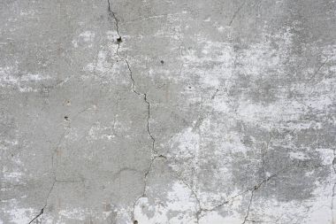 Çizik ve çatlaklarla dolu bir duvar parçası.