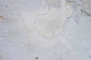 Çizik ve çatlaklarla dolu bir duvar parçası.