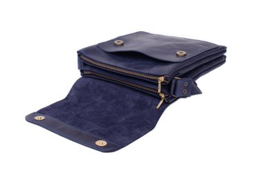 İzole beyaz bir arka plan üzerinde deri çanta