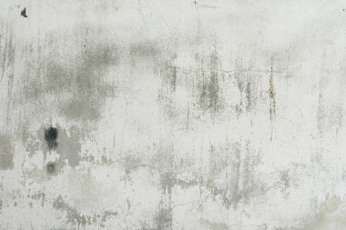 Çizik ve çatlaklarla dolu bir duvar parçası.