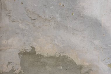 Çizik ve çatlaklarla dolu bir duvar parçası.
