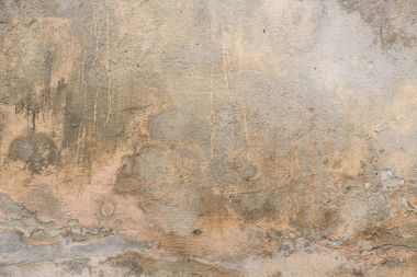 Çizik ve çatlaklarla dolu bir duvar parçası.