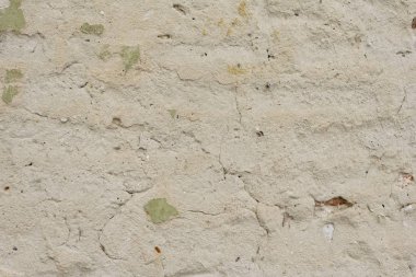 Çizik ve çatlaklarla dolu bir duvar parçası.