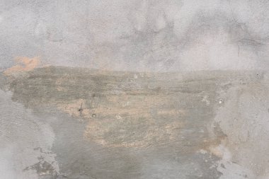 Çizik ve çatlaklarla dolu bir duvar parçası.