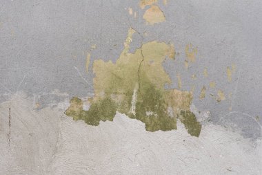 Çizik ve çatlaklarla dolu bir duvar parçası.