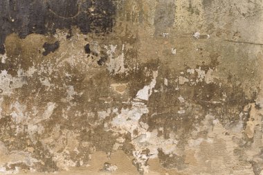 Çizik ve çatlaklarla dolu bir duvar parçası.