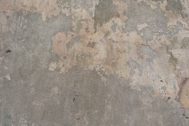 Çizik ve çatlaklarla dolu bir duvar parçası.