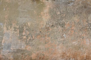 Çizik ve çatlaklarla dolu bir duvar parçası.