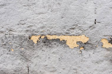 Çizik ve çatlaklarla dolu bir duvar parçası.
