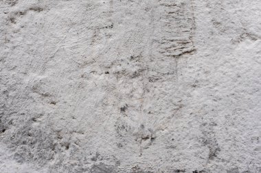 Çizik ve çatlaklarla dolu bir duvar parçası.