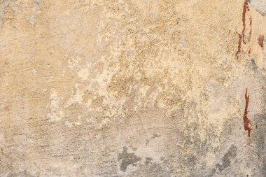 Çizik ve çatlaklarla dolu bir duvar parçası.