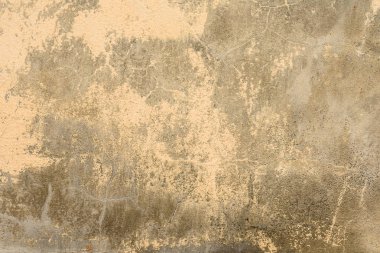 Çizik ve çatlaklarla dolu bir duvar parçası.