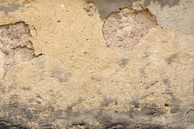 Çizik ve çatlaklarla dolu bir duvar parçası.