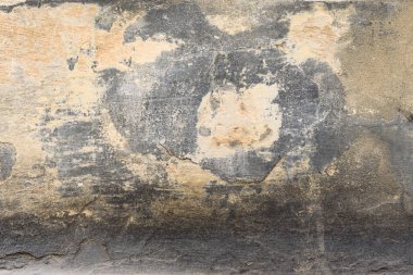 Çizik ve çatlaklarla dolu bir duvar parçası.