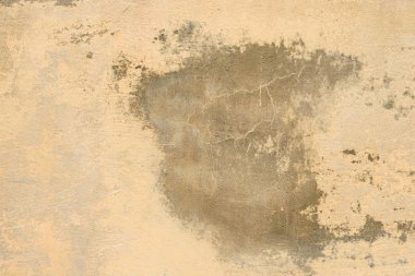 Çizik ve çatlaklarla dolu bir duvar parçası.