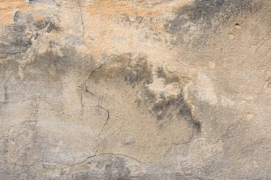 Çizik ve çatlaklarla dolu bir duvar parçası.