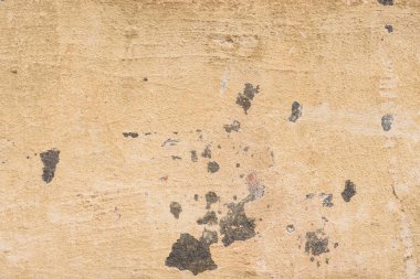 Çizik ve çatlaklarla dolu bir duvar parçası.