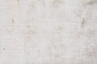 Çizik ve çatlaklarla dolu bir duvar parçası.