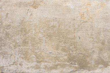 Çizik ve çatlaklarla dolu bir duvar parçası.