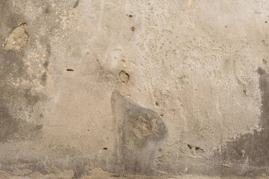 Çizik ve çatlaklarla dolu bir duvar parçası.