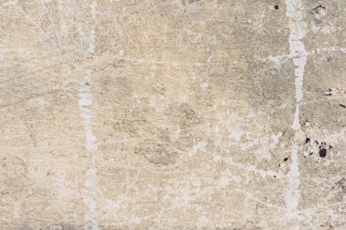 Çizik ve çatlaklarla dolu bir duvar parçası.