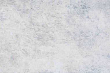 Çizik ve çatlaklarla dolu bir duvar parçası.