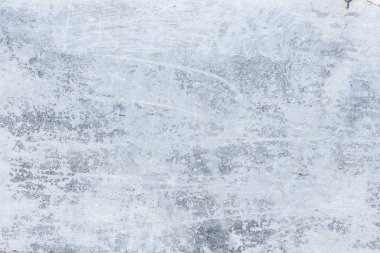 Çizik ve çatlaklarla dolu bir duvar parçası.