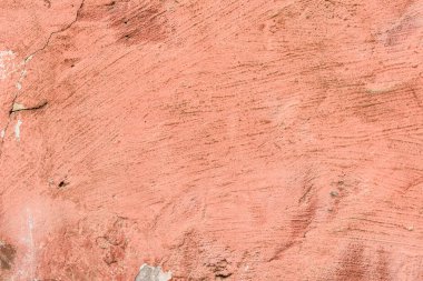 Çizik ve çatlaklarla dolu bir duvar parçası.