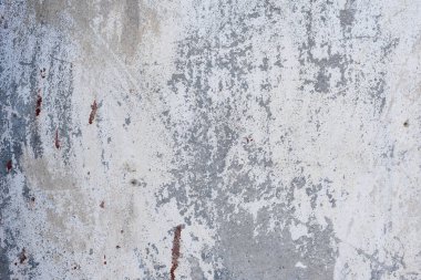 Çizik ve çatlaklarla dolu bir duvar parçası.