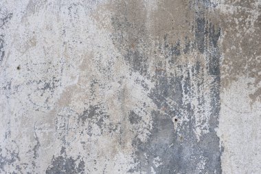 Çizik ve çatlaklarla dolu bir duvar parçası.