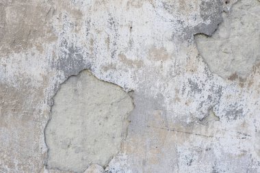 Çizik ve çatlaklarla dolu bir duvar parçası.