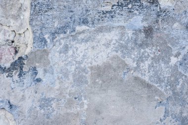 Çizik ve çatlaklarla dolu bir duvar parçası.