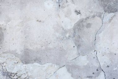 Çizik ve çatlaklarla dolu bir duvar parçası.