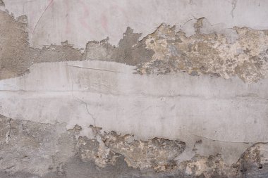 Çizik ve çatlaklarla dolu bir duvar parçası.