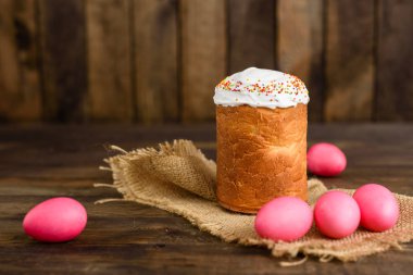 Paskalya kek ve ahşap bir masa üzerinde renkli yumurta. Arka plan olarak kullanılabilir