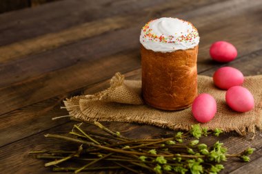 Paskalya kek ve ahşap bir masa üzerinde renkli yumurta. Arka plan olarak kullanılabilir