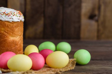 Paskalya kek ve ahşap bir masa üzerinde renkli yumurta. Arka plan olarak kullanılabilir
