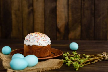 Paskalya kek ve ahşap bir masa üzerinde renkli yumurta. Arka plan olarak kullanılabilir