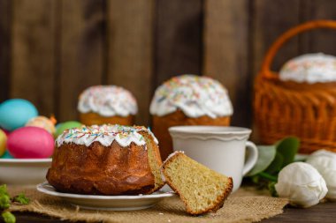 Paskalya kek ve ahşap bir masa üzerinde renkli yumurta. Arka plan olarak kullanılabilir